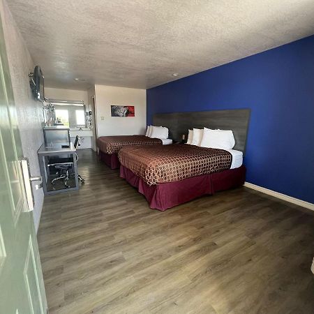 Country Hill Inn & Suite Игъл Пас Екстериор снимка